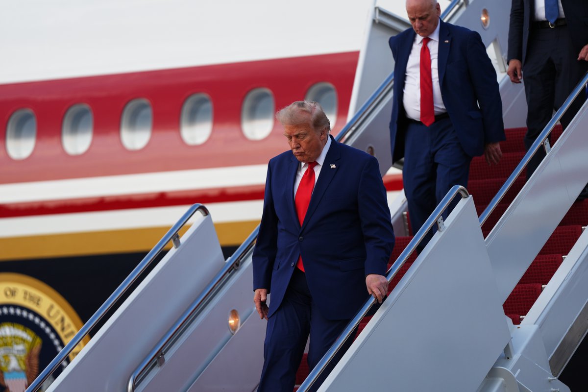 g1's tweet photo. Como falha do novo Air Force One levou Trump a tentar 'caça às bruxas' contra jornalistas https://t.co/xdWoU9hSCb https://t.co/l9hNDy6SrH