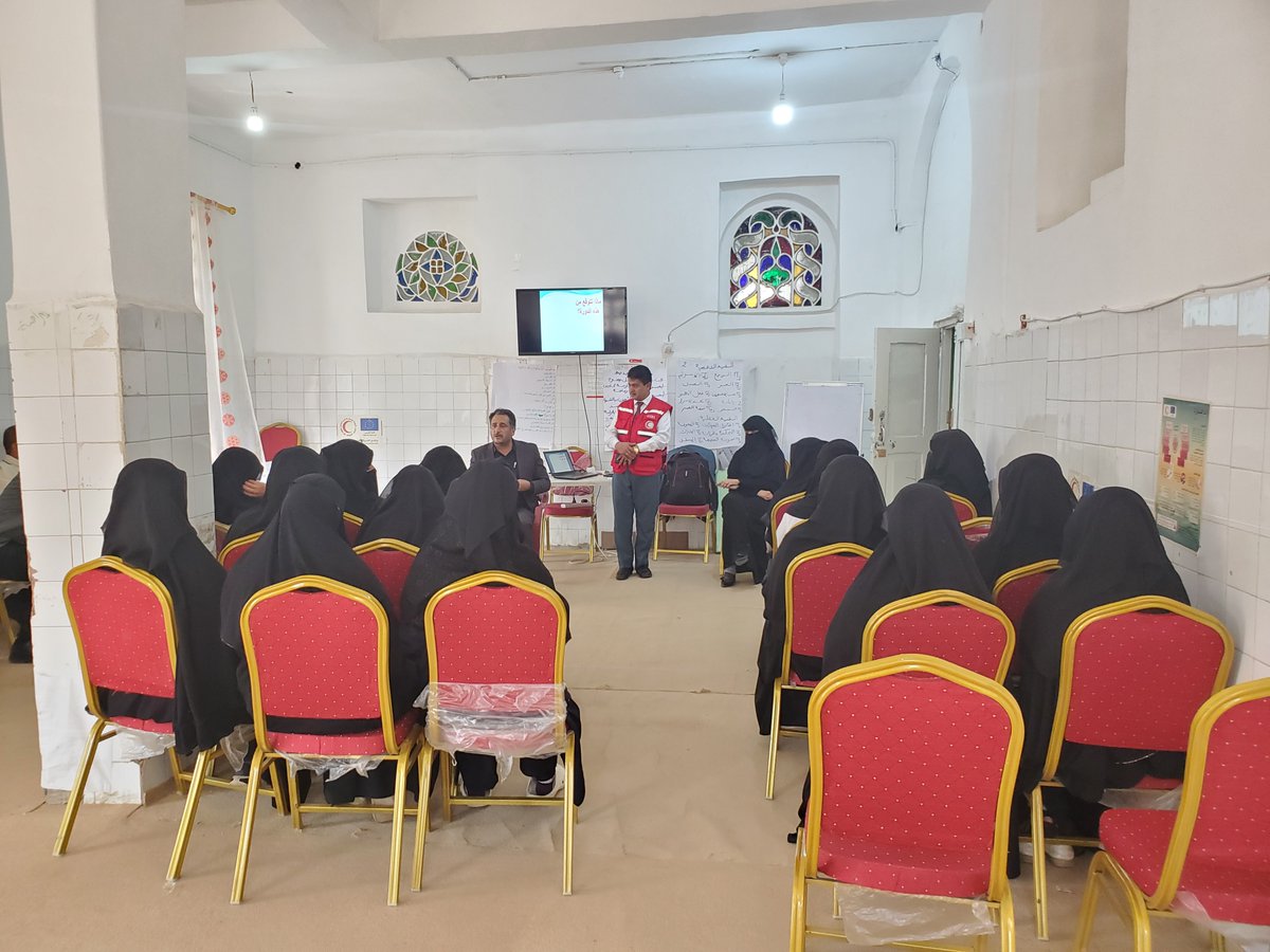 YRCSDhamar's tweet photo. The Yemen Red Crescent (Dhamar) launched a 1-week training titled "The Professional Employee" for 30 staff &amp; volunteers.
The program focuses on communication, teamwork, &amp; commitment as part of the branch’s capacity-building plan.
#YRC 
#Dhamar https://t.co/xYPRr5Ybxq