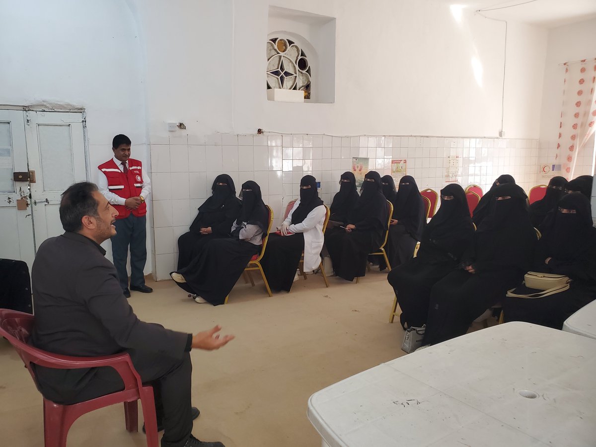 YRCSDhamar's tweet photo. The Yemen Red Crescent (Dhamar) launched a 1-week training titled "The Professional Employee" for 30 staff &amp; volunteers.
The program focuses on communication, teamwork, &amp; commitment as part of the branch’s capacity-building plan.
#YRC 
#Dhamar https://t.co/xYPRr5Ybxq