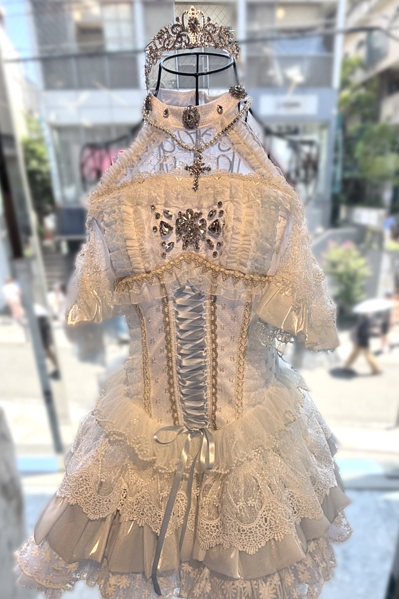 by_Miiie's tweet photo. #YoutopIa 行ってきたー!
衣装はみんな細部まで隙のない可愛さがあって、まさに桜ひなの…!
お花衣装が1番好きって思ってたけど、実際に見て白衣装の生地の多様さと繊細さに心を打ち抜かれた…♡ゴールド入ってるのも可愛い!
全部系統違うのにひなのちゃんにピッタリですごい❣️ https://t.co/2c1eQbXj1F