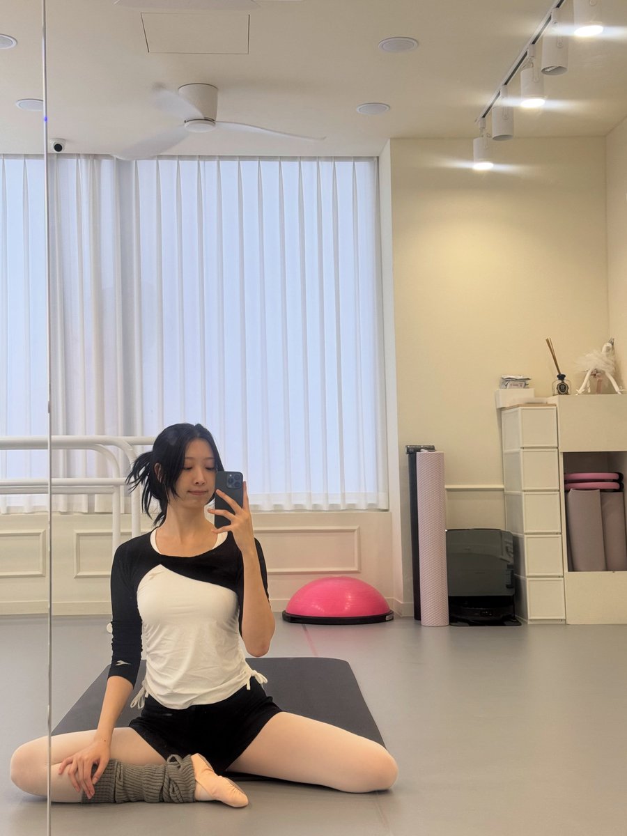 Ryudainzone's tweet photo. My girl looks good doing anything 🍀

250626

3/4

#ryudain #류다인 https://t.co/Au1ZU7YJM2