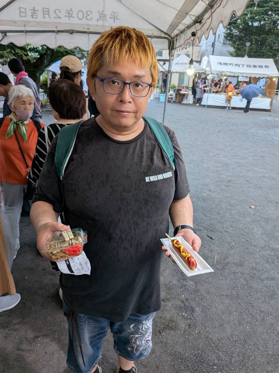 soshiroomachi's tweet photo. 今日は恩師が所属しているグループ『PIACEVOLE』さんのコーラス発表会の撮影兼客で行ってきました😊

悪天候の中でしたがコーラス遂行しました🎵🎵

（投稿した曲はマツケンサンバⅡ）

縁日もやっていたので、焼きそばとフランクフルトを食べました（笑）

楽しい１日になりました✨✨ https://t.co/LojmvW6Lmm