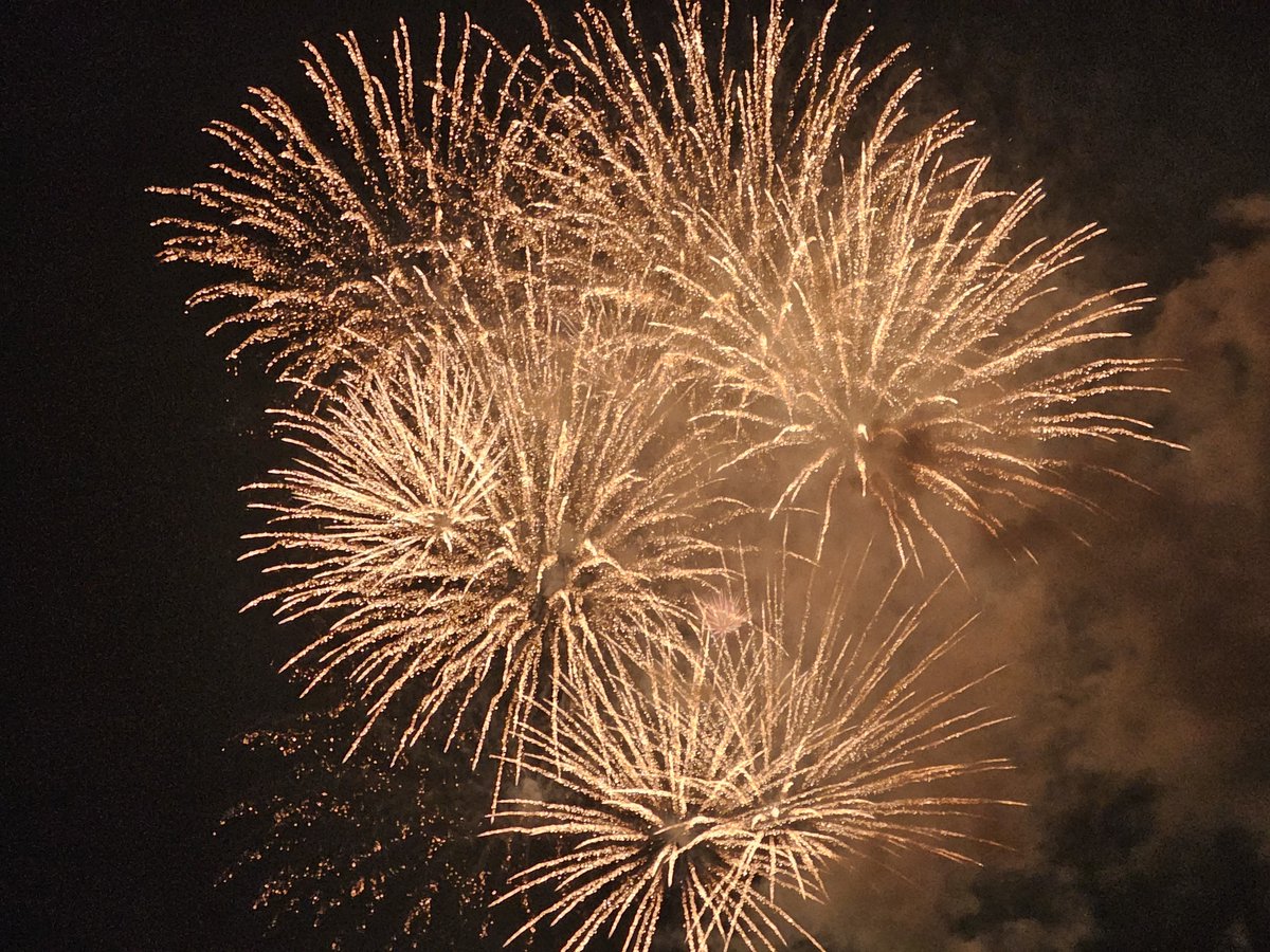 eruxui's tweet photo. 雨と雷心配だったけどぎりぎりもってよかった🎆
ハートの花火とピカチュウかわいかった！
浴衣着るつもりだったのにのんびりしてたら時間なくなって着れませんでした残念！！！！！！！ https://t.co/lSVLylp38U