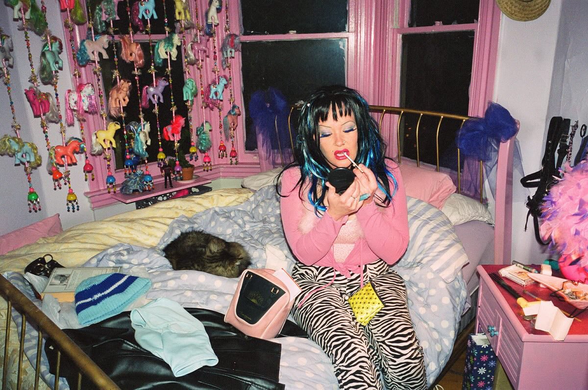 maysaturno's tweet photo. algumas das minhas fotos favoritas da Chloe Sherman são das femmes mostrando seus quartos! tudo me encanta, a intimidade dessas fotos, a decoração maximalista dos quartos, a feminilidade extravagante e autêntica de cada uma! https://t.co/qni0FXUfbi