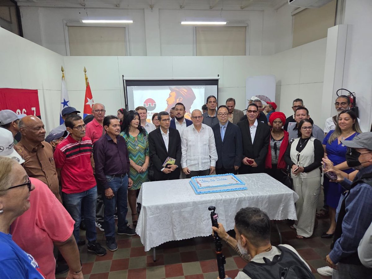 OficinaCuba's tweet photo. Celebramos el Día  de la Rebeldía Nacional de #Cuba en el emblemático edificio del Archivo Nacional de #Panamá junto a organizaciones políticas, juveniles y del movimiento de solidaridad, en el año del Centenario del Comandante en Jefe. #CubaNoEstáSola https://t.co/IGCMuVz8ch