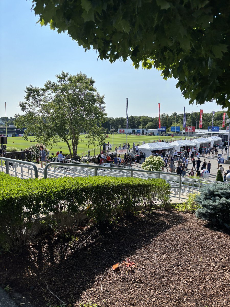 mthugg3r's tweet photo. @Patriots TRAINING CAMP DAY 1 REPORTING LIVE 
 @MikeGiardi @MikeReiss https://t.co/Dy3QDaY4ro