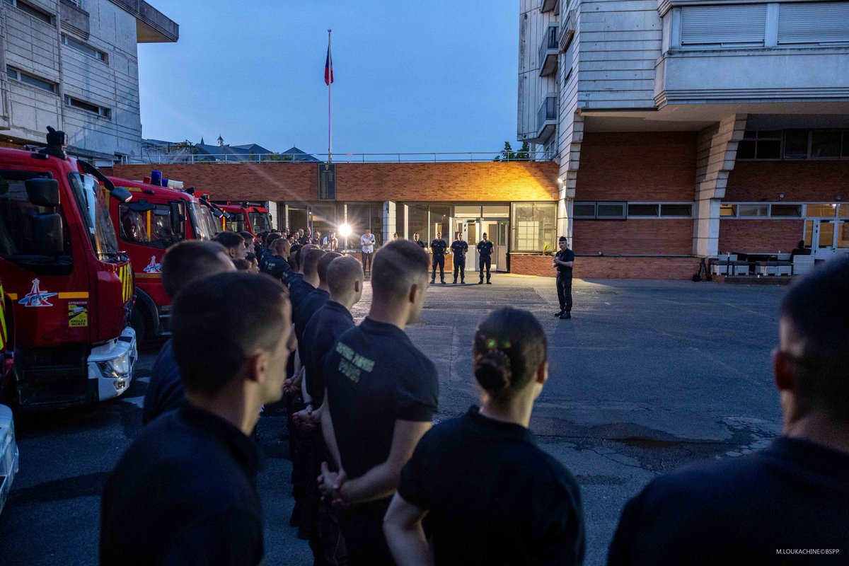 L_ThinkTank's tweet photo. ❗️ [ 🇫🇷 FRANCE ]

🔸 De nombreux renforts de sapeurs-pompiers venus de nombreux départements sont déployés en Gironde et dans les Landes pour lutter contre les gigantesques incendies qui ravagent des dizaines de milliers d'hectares, comme ici avec les sapeurs-pompiers de Paris. https://t.co/IVDCgrhDkt