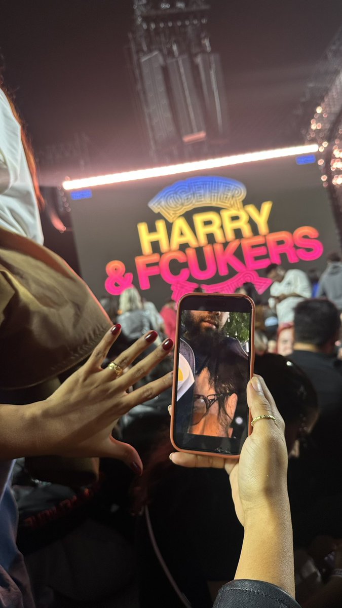 blckittyy's tweet photo. enquanto eu tava no show do harry ontem meu marido foi na loja de vinil pegar o poster 😭😭 
e ainda foi com a camisa do harry 

casei com o homem certo 🙏🏾 https://t.co/eoqVXgQW47