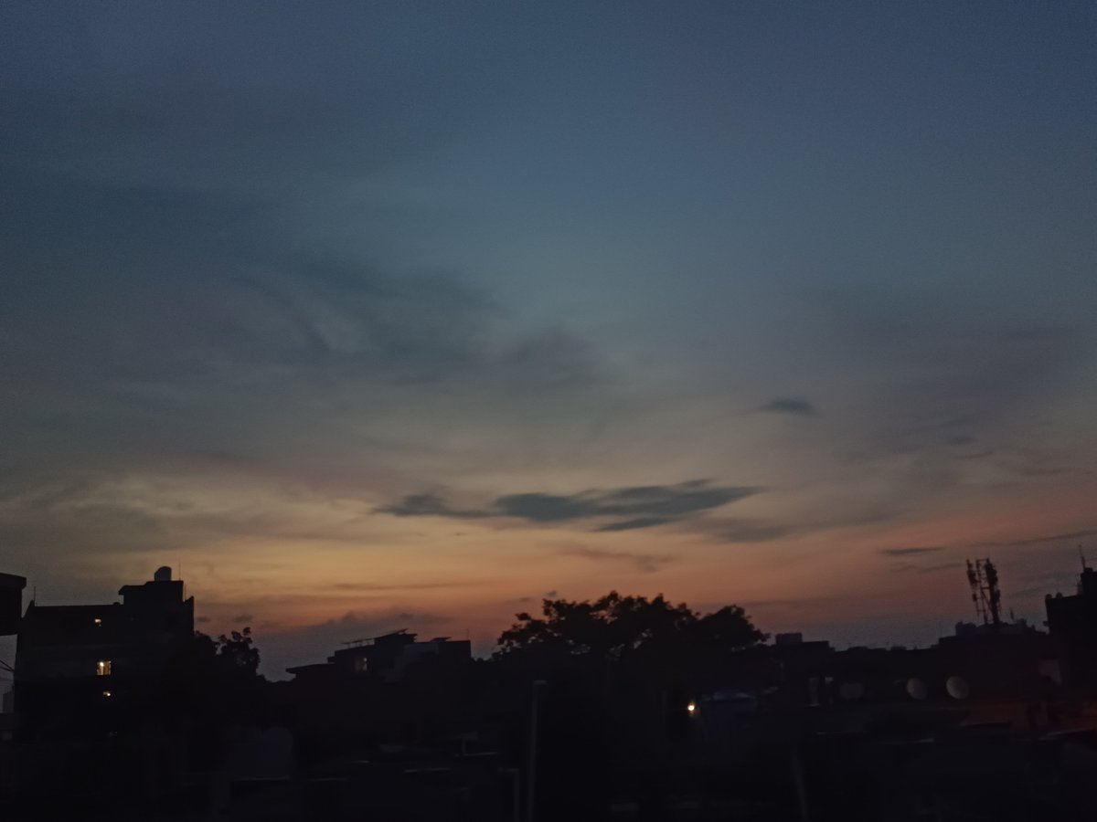 MayukhDagoat's tweet photo. Are you a Nephophile?
Me: Hell yeahhhh 😚
#clouds #Nephophile #Aesthetic #Nightsky https://t.co/VRAQz8yGYb