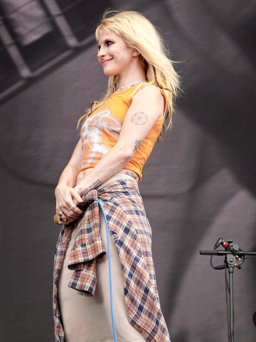 imaIiabiIityx's tweet photo. been obsessed with all of hayley’s festival fits this year. this fashion icon x https://t.co/bYoJYKFiej