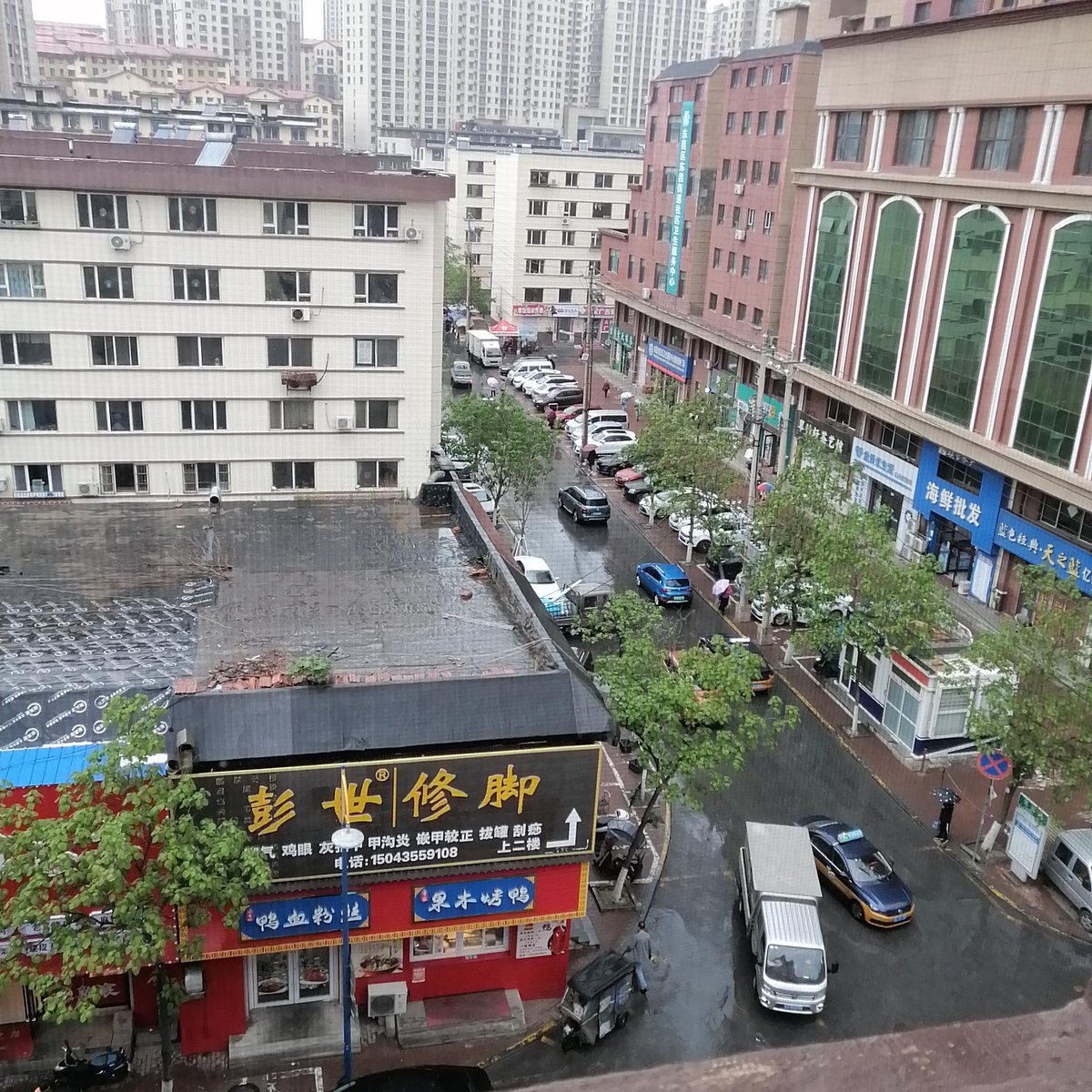 BuckErin41217's tweet photo. Got stuck in the rain with no umbrella, a stranger pulled over, held the umbrella for me until I reached my building, then drove off without asking for anything in return. Restores all faith in people. https://t.co/8p4NY2CZcr