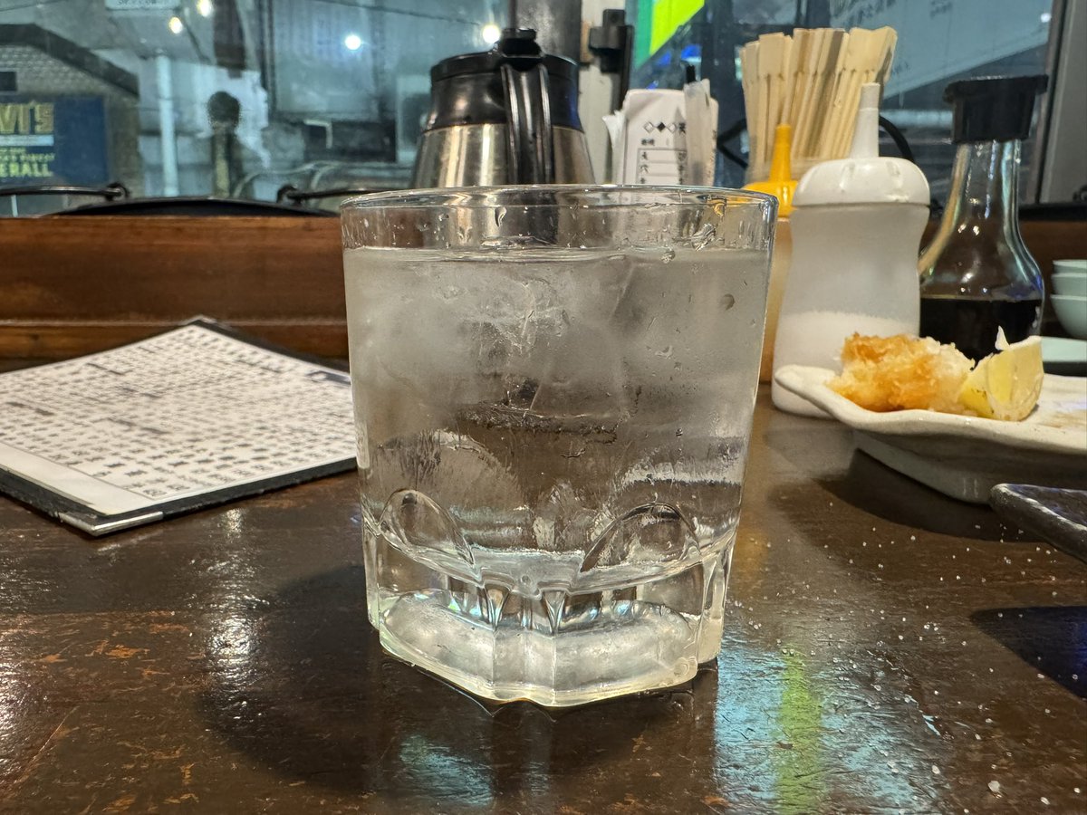 216R's tweet photo. 名店（≒焼酎ロックをなみなみと注いでくれるお店）を発見した。上野の浜ちゃん。 https://t.co/JaKBSvKfeZ