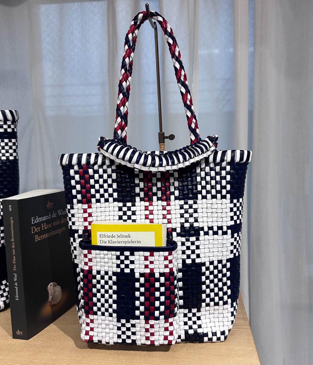 fashionsnap's tweet photo. 「サガン ヴィエンナ」27年春夏。伊勢丹新宿店のポップアップで一部新作を先行販売。 https://t.co/5BtDT2Tuoz