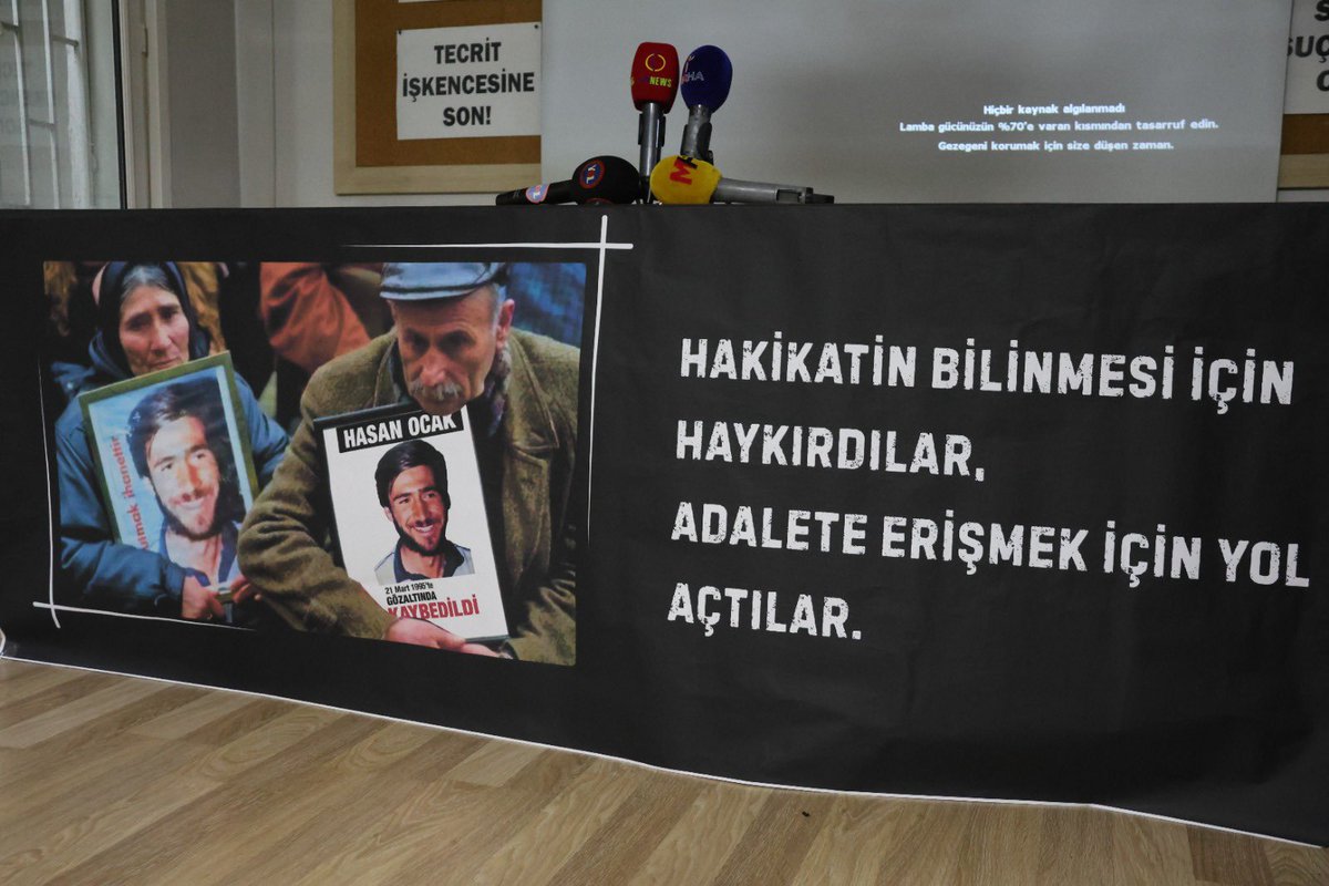 dempartistanbul's tweet photo. Ömrünü kayıplar mücadelesine adayan Cumartesi Anneleri’nde Emine Ocak’ın vefatının birinci yılı dolayısıyla ailesi tarafından düzenlenen anmaya İl Eş Başkanımız Çınar Altan ile katıldık.

Emine Ocak,  40 yıl boyunca meydanlara taşıdığı adalet arayışı, bu toprakların utancına tutulmuş bir aynaydı.Şimdi Emine Ocak’ın 40 yıldır sorduğu soruyu soruyoruz; Hasan Ocak Nerede? kayıplar nerede? 

Emine Ocak başta olmak üzere kaybettiğimiz tüm kayıp yakınlarına sözümüz; Kaybedenler kaybedecek!