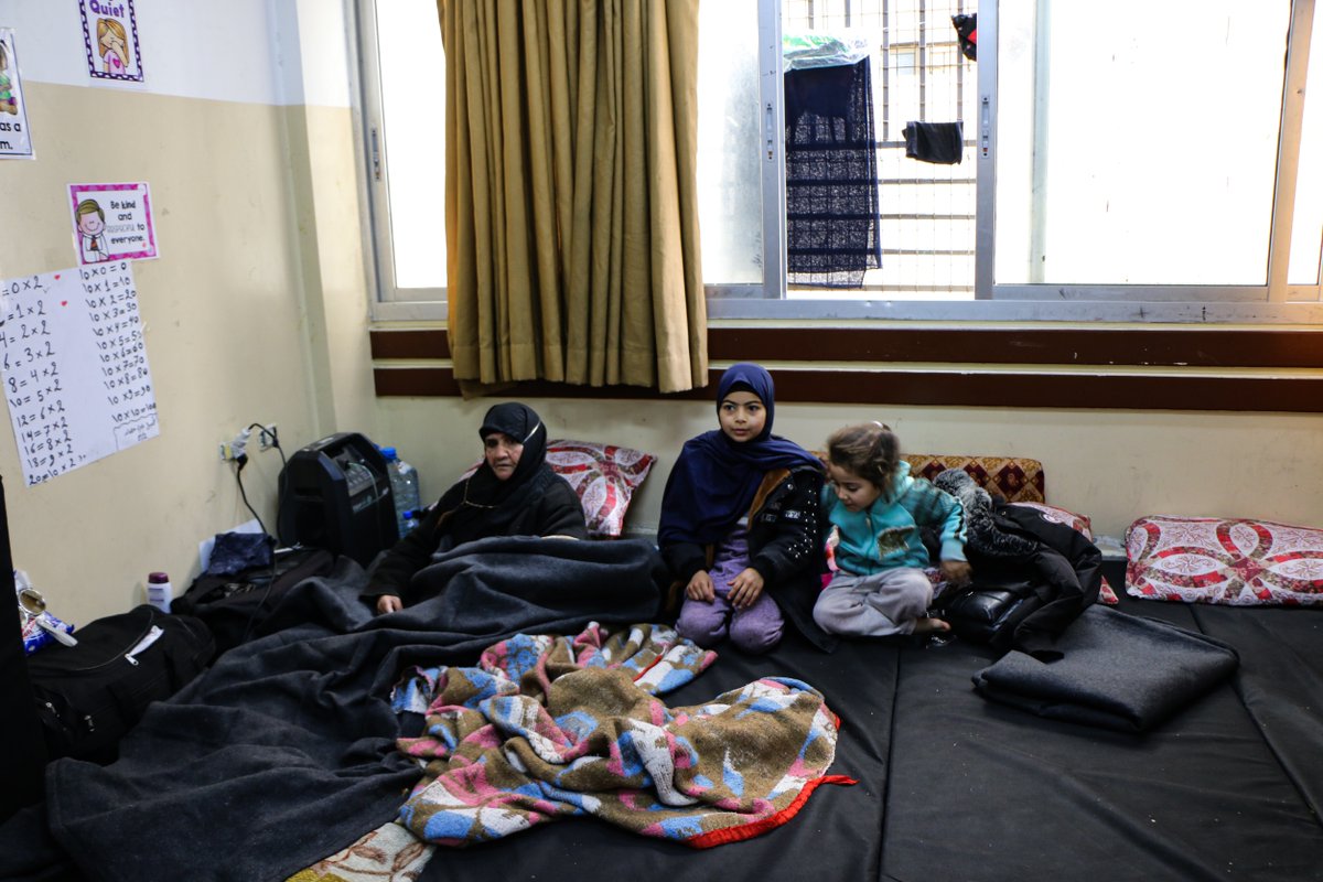 UNRWAes's tweet photo. Miles de familias en Líbano intentan regresar a sus hogares, pero la inseguridad, los daños y la falta de servicios las obliga a volver a los refugios. El acceso a aagua, nutricion y servicios báiscos sigue siendo crítico. Por favor, apoya nuestro trabajo: https://t.co/PqsB7XTZ77 https://t.co/jOmVNkzDtt