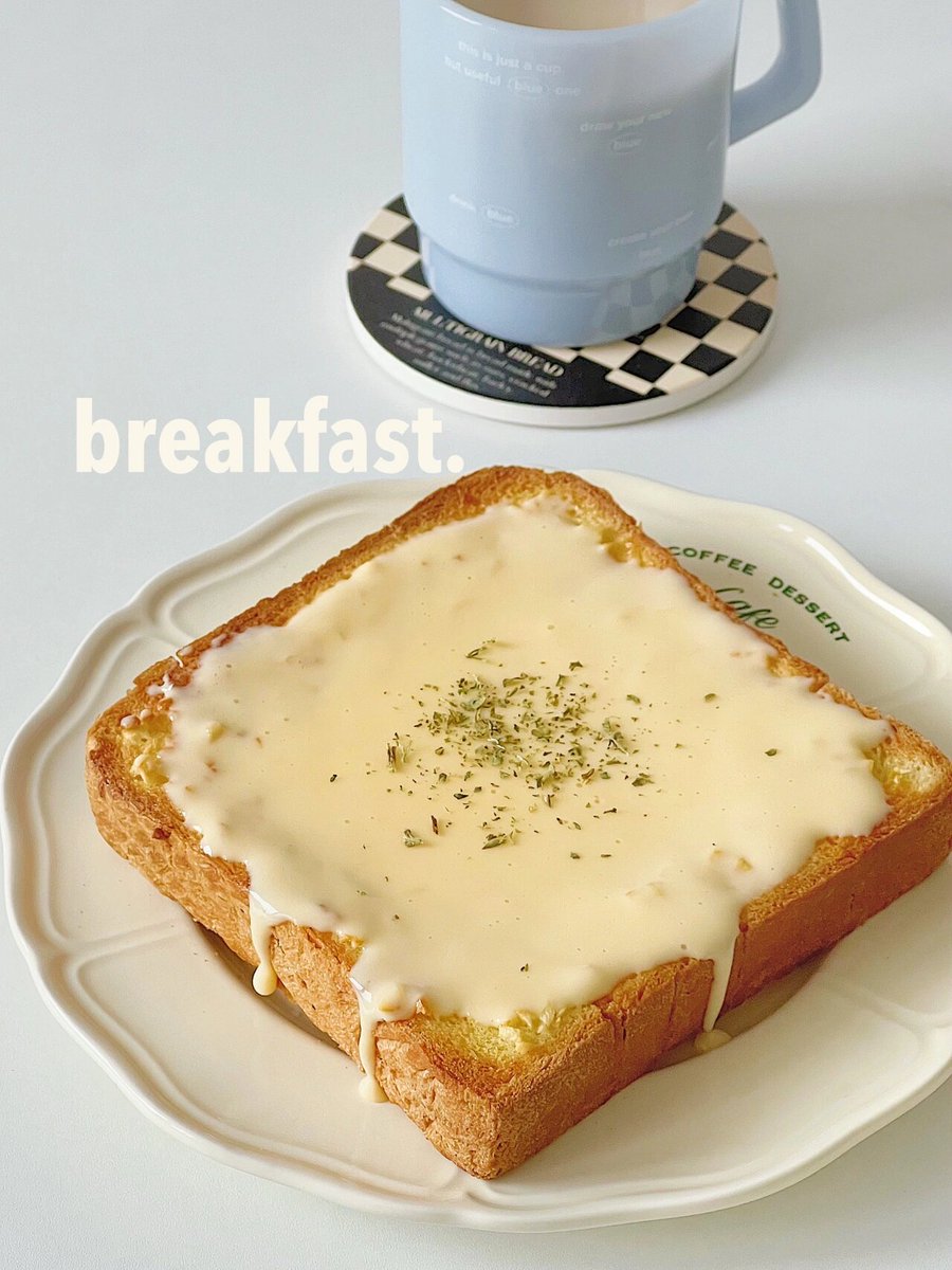 SiedongB's tweet photo. Just found the cheesiest garlic bread in the city  Every bite is pure comfort!， https://t.co/diY4J6Rri9