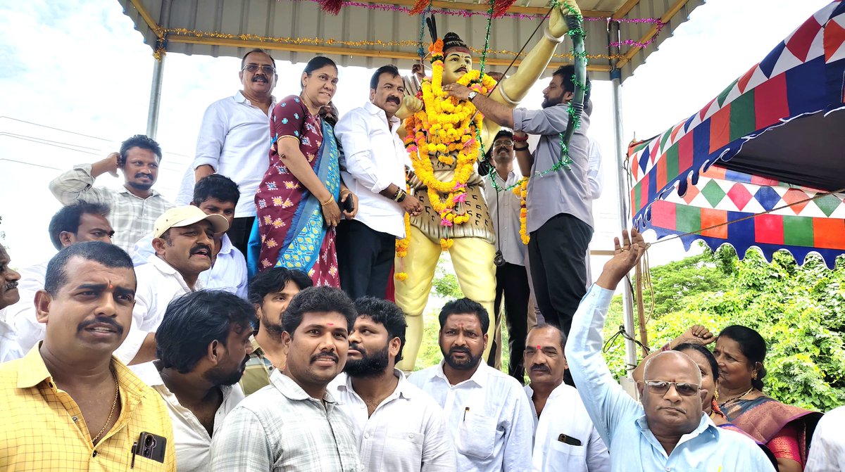 odurikishore's tweet photo. గౌరవనీయులు పిఠాపురం ఎమ్మెల్యే శ్రీ పవన్ కళ్యాణ్ గారి ఆదేశాల మేరకు,ఏకలవ్య మహారాజ్ జయంతి సందర్భంగా జనసేన పార్టీ నాయకులు, కార్యకర్తలు, వీరమహిళలు కలిసి ఏకలవ్య మహారాజ్ విగ్రహానికి పూలమాలలు సమర్పించి ఘనంగా నివాళులర్పించారు.

ఈ సందర్భంగా ఏకలవ్య మహారాజ్ చూపిన గురుభక్తి, త్యాగం, ఆత్మగౌరవం నేటి తరానికి ఆదర్శమని కొనియాడారు. ఆయన ఆశయాలను స్ఫూర్తిగా తీసుకొని సమాజ సేవలో ముందుకు సాగాలని పిలుపునిచ్చారు.

@PawanKalyan @JanaSenaParty @JSPShatagniTeam #pawankalyan #pithapurammlagarithaluka🔥♥️ #pithapuram