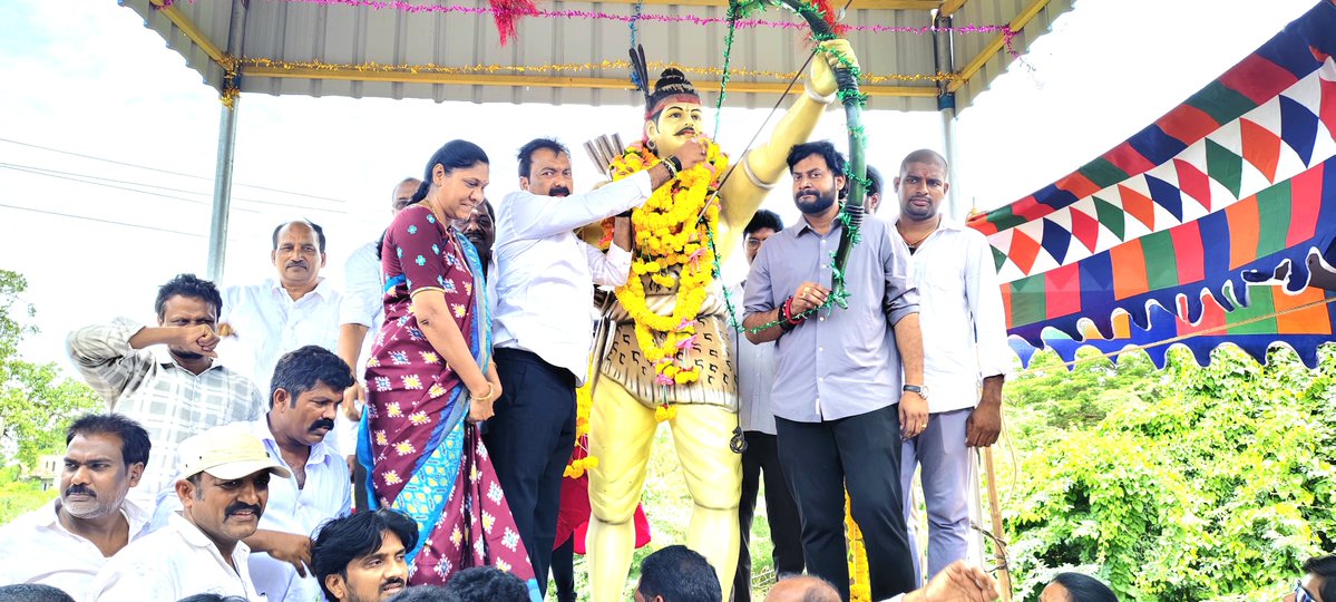 odurikishore's tweet photo. గౌరవనీయులు పిఠాపురం ఎమ్మెల్యే శ్రీ పవన్ కళ్యాణ్ గారి ఆదేశాల మేరకు,ఏకలవ్య మహారాజ్ జయంతి సందర్భంగా జనసేన పార్టీ నాయకులు, కార్యకర్తలు, వీరమహిళలు కలిసి ఏకలవ్య మహారాజ్ విగ్రహానికి పూలమాలలు సమర్పించి ఘనంగా నివాళులర్పించారు.

ఈ సందర్భంగా ఏకలవ్య మహారాజ్ చూపిన గురుభక్తి, త్యాగం, ఆత్మగౌరవం నేటి తరానికి ఆదర్శమని కొనియాడారు. ఆయన ఆశయాలను స్ఫూర్తిగా తీసుకొని సమాజ సేవలో ముందుకు సాగాలని పిలుపునిచ్చారు.

@PawanKalyan @JanaSenaParty @JSPShatagniTeam #pawankalyan #pithapurammlagarithaluka🔥♥️ #pithapuram