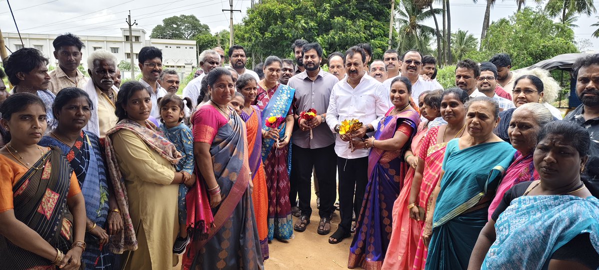 odurikishore's tweet photo. గౌరవనీయులు పిఠాపురం ఎమ్మెల్యే శ్రీ పవన్ కళ్యాణ్ గారి ఆదేశాల మేరకు,ఏకలవ్య మహారాజ్ జయంతి సందర్భంగా జనసేన పార్టీ నాయకులు, కార్యకర్తలు, వీరమహిళలు కలిసి ఏకలవ్య మహారాజ్ విగ్రహానికి పూలమాలలు సమర్పించి ఘనంగా నివాళులర్పించారు.

ఈ సందర్భంగా ఏకలవ్య మహారాజ్ చూపిన గురుభక్తి, త్యాగం, ఆత్మగౌరవం నేటి తరానికి ఆదర్శమని కొనియాడారు. ఆయన ఆశయాలను స్ఫూర్తిగా తీసుకొని సమాజ సేవలో ముందుకు సాగాలని పిలుపునిచ్చారు.

@PawanKalyan @JanaSenaParty @JSPShatagniTeam #pawankalyan #pithapurammlagarithaluka🔥♥️ #pithapuram
