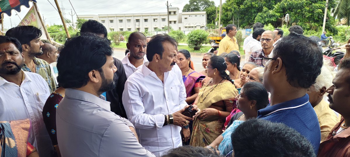 odurikishore's tweet photo. గౌరవనీయులు పిఠాపురం ఎమ్మెల్యే శ్రీ పవన్ కళ్యాణ్ గారి ఆదేశాల మేరకు,ఏకలవ్య మహారాజ్ జయంతి సందర్భంగా జనసేన పార్టీ నాయకులు, కార్యకర్తలు, వీరమహిళలు కలిసి ఏకలవ్య మహారాజ్ విగ్రహానికి పూలమాలలు సమర్పించి ఘనంగా నివాళులర్పించారు.

ఈ సందర్భంగా ఏకలవ్య మహారాజ్ చూపిన గురుభక్తి, త్యాగం, ఆత్మగౌరవం నేటి తరానికి ఆదర్శమని కొనియాడారు. ఆయన ఆశయాలను స్ఫూర్తిగా తీసుకొని సమాజ సేవలో ముందుకు సాగాలని పిలుపునిచ్చారు.

@PawanKalyan @JanaSenaParty @JSPShatagniTeam #pawankalyan #pithapurammlagarithaluka🔥♥️ #pithapuram