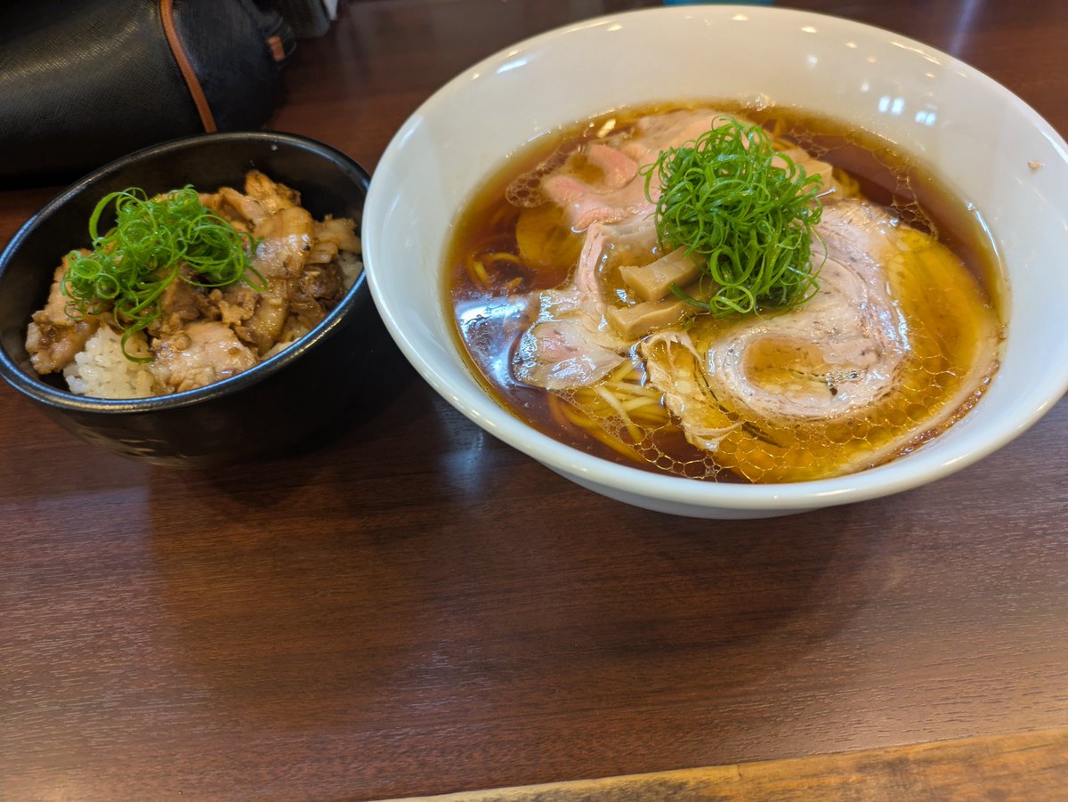 mojapapimajan's tweet photo. とものもと
スープ 美味い
チャーシュー丼 美味い
麺 壊滅
なぜあんなに、面が柔らかくて長いのか。
すごくもったいない。 https://t.co/wiWnLDhNTY