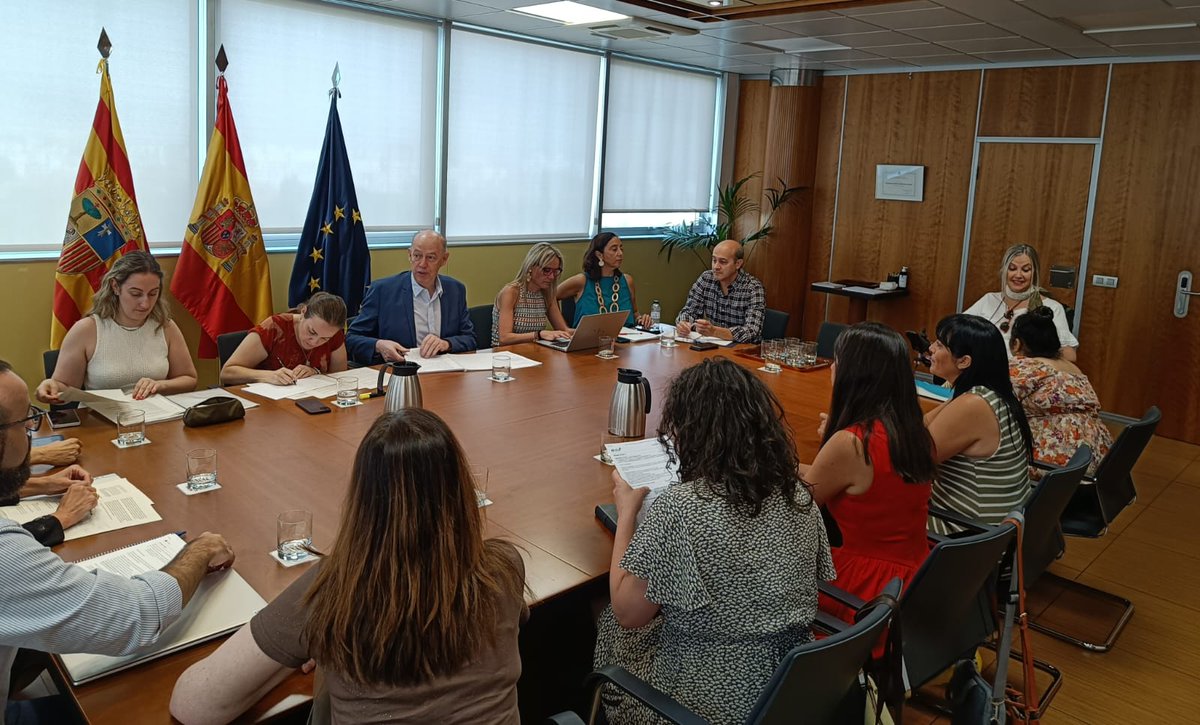 GobAragon's tweet photo. 🏥 El consejero de Sanidad mantiene un encuentro con la Asociación Aragonesa de Esclerosis Lateral Amiotrófica

🤝 Ángel Sanz ha ratificado la voluntad del Gobierno de Aragón de adaptar los recursos públicos sanitarios necesarios para acompañar a los pacientes en esta enfermedad.

https://t.co/U0NgOH1C7v
