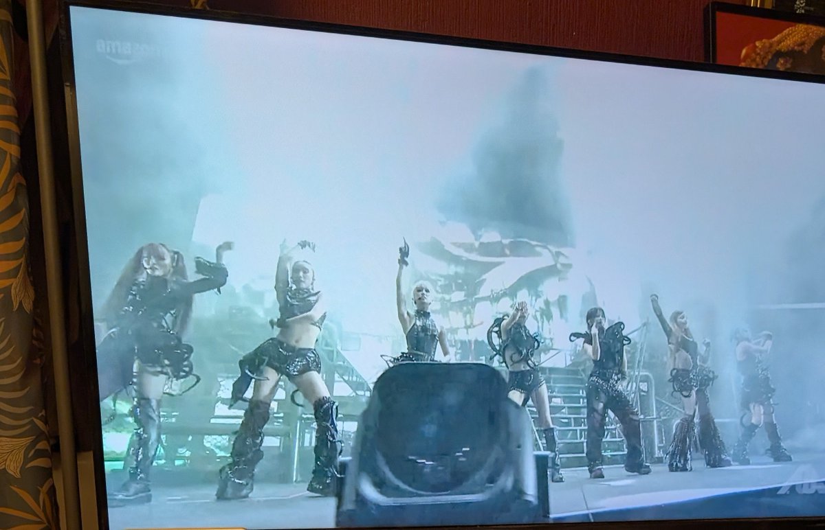 marblestrick's tweet photo. XGフジロック凄かった、よかった〜✨単独ライブとは違う気迫が感じられ、みんなめっちゃかっこよかった。各曲イントロから変えてのバンドアレンジ、めっちゃフェスに合ってたし、テレビに齧りつきで観ました。行きたかったな〜🚀
衣装もいかつく、横並びになると神様勢揃い級の迫力、SAIKO〜🐺👽 https://t.co/GhjcumqwBW
