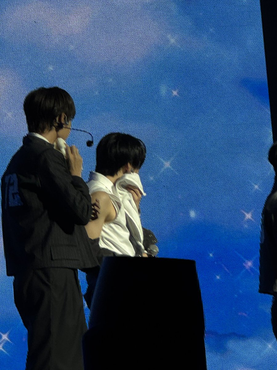FOHAbangbuhay's tweet photo. THIS SHUAIHAN INTERACTION IS ALL I COULD FOCUS ON

#AHOF  #아홉    
#THE_FIRST_SPARK
#THE_FIRST_SPARK_IN_MANILA https://t.co/C8yFez8ZvC