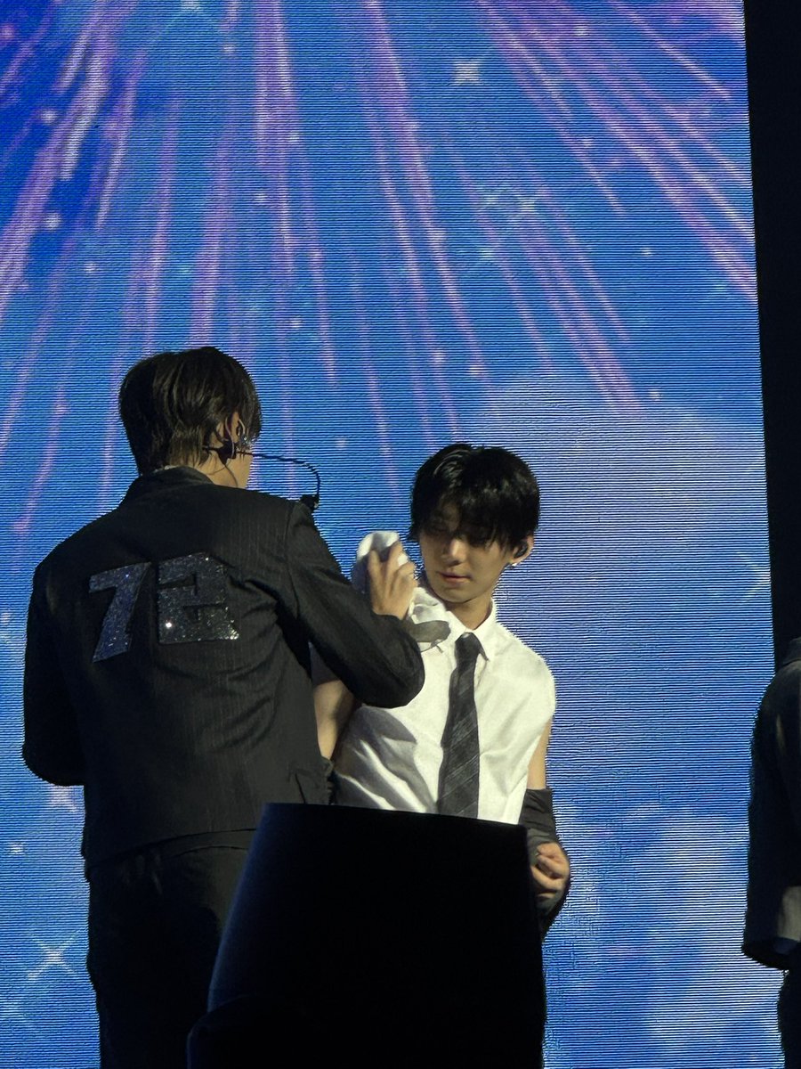 FOHAbangbuhay's tweet photo. THIS SHUAIHAN INTERACTION IS ALL I COULD FOCUS ON

#AHOF  #아홉    
#THE_FIRST_SPARK
#THE_FIRST_SPARK_IN_MANILA https://t.co/C8yFez8ZvC