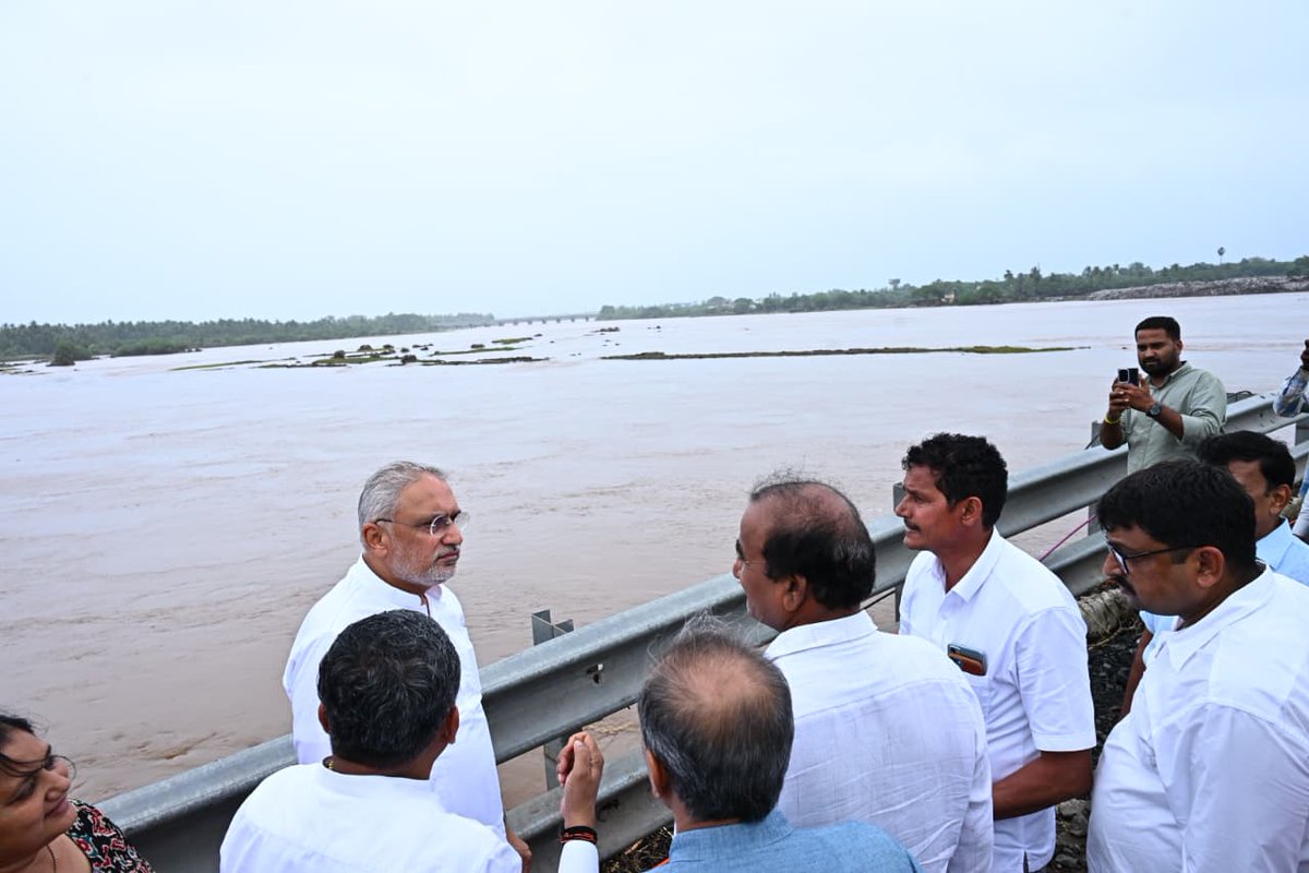 BJP4Gujarat's tweet photo. પ્રદેશ અધ્યક્ષ શ્રી @iJagdishBJP એ ભારે વરસાદથી પ્રભાવિત નવસારીના બીલીમોરા અને ભાટની મુલાકાત લઈ પરિસ્થિતિનું નિરીક્ષણ કર્યું અને સ્થાનિકો સાથે સંવાદ કર્યો. 

#સેવા_હી_સંગઠન https://t.co/Ep6PxmD3X6