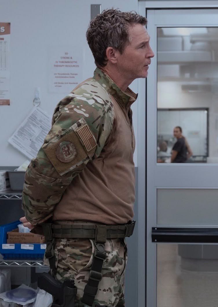 rollerskategirl's tweet photo. Oh he looks so good in camo FMLLLLLL https://t.co/ClI0fPXZrP