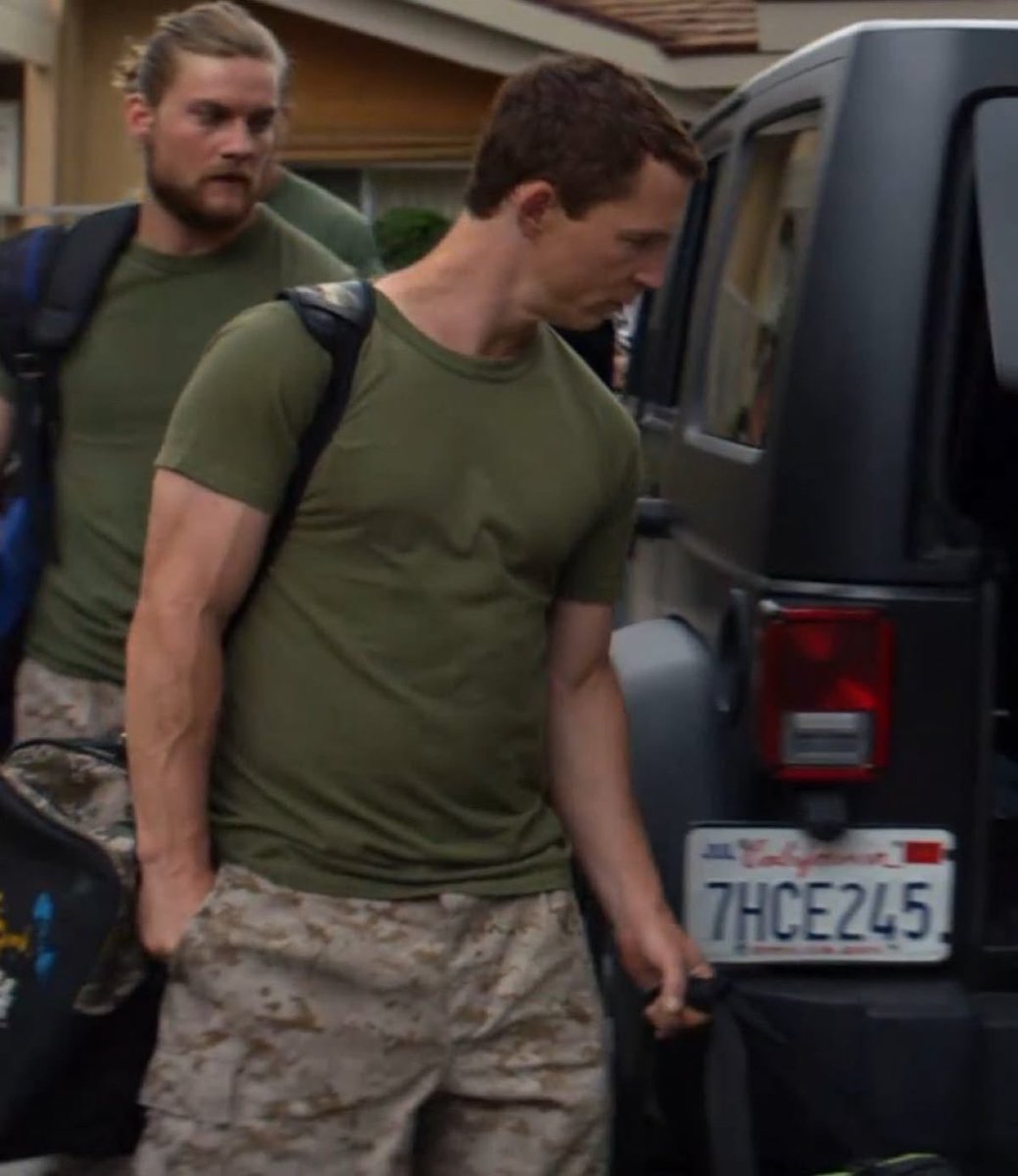 rollerskategirl's tweet photo. Oh he looks so good in camo FMLLLLLL https://t.co/ClI0fPXZrP
