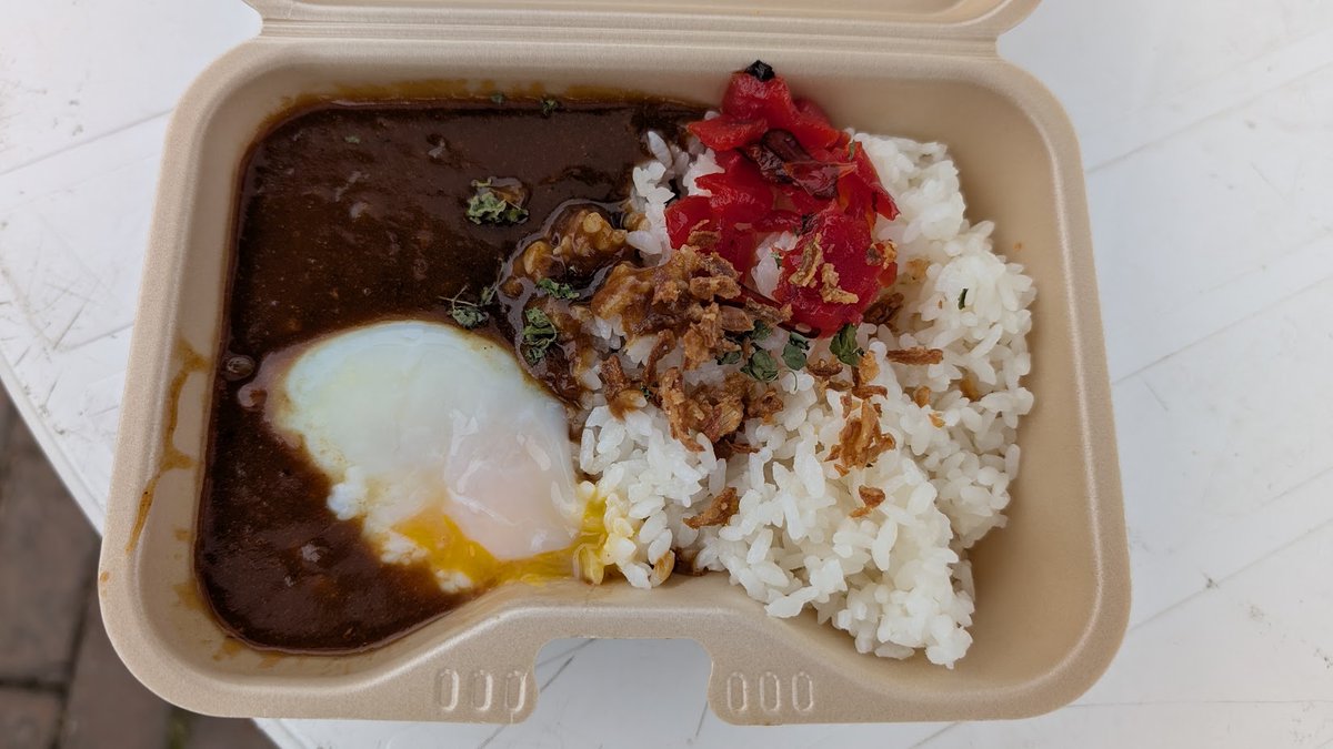 s_eagle15's tweet photo. 今日の夕食だったのは当初から決めていた惑星コーネリアスさんの牛すじカレー！美味なのは食べたことあるので存じ上げていましたが、なによりこのオプションの温玉！これが親和性高いのなんの・・・。美味しくいただきました。 https://t.co/yH03yHhQXx