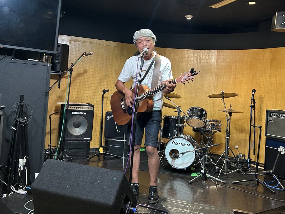 erahari_k's tweet photo. 今日もgeruさんの歌とMCは心に沁み沁みでした😌
『ダンゴムシ』とか『ライブハウス』盛り上がったー(^o^)/
#geru
#SOUNDBAGcafe9周年 https://t.co/MILwt6iI8y