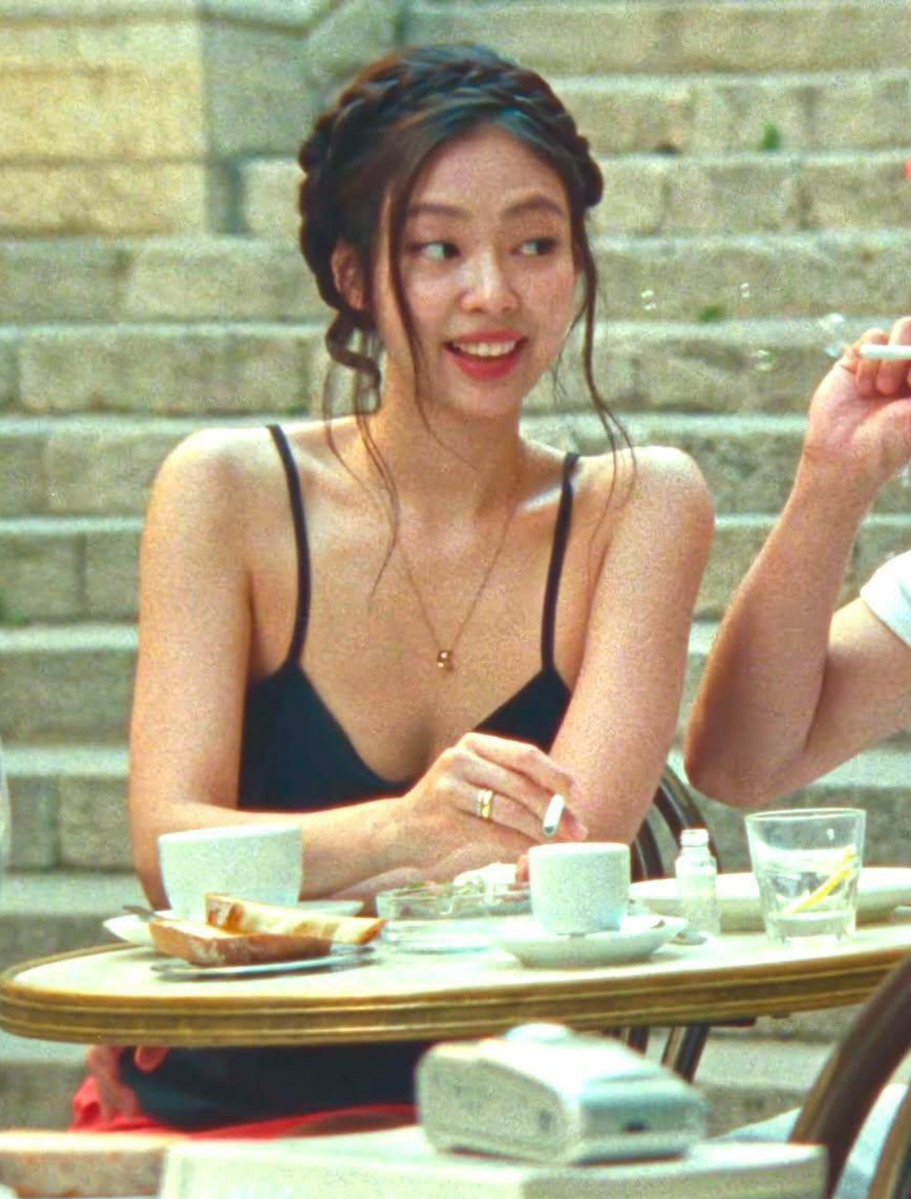 jendeukistyles's tweet photo. Jennie had me at first, I thought she was smoking for real. Turn out its just a bubble cigarrete... https://t.co/fFzuBsLwSC