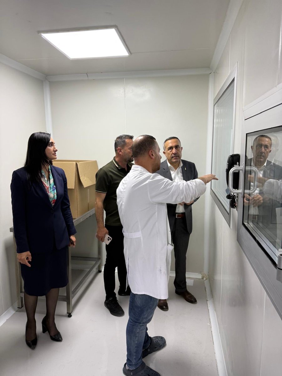 AK_PartiVan's tweet photo. Van Teknokent'i ve bünyesinde faaliyet gösteren firmalarımızı ziyaret ettik. Ziyaretimiz kapsamında bölgemizde teknoloji, Ar-Ge ve girişimcilik alanında yürütülen çalışmaları yerinde inceleyerek firmalarımızın hayata geçirdiği projeler hakkında bilgi aldık ve değerlendirmelerde bulunduk.

Bugün 54 teknoloji firmasına ev sahipliği yapan Van Teknokent, Sanayi ve Teknoloji Bakanlığımızın sağladığı desteklerle Ar-Ge ve inovasyon odaklı üretimin önemli merkezlerinden biri hâline gelmiştir. Bünyesindeki firmaların yaklaşık 1,5 milyar TL'lik toplam yıllık cirosu, istihdamı, ihracatı ve yüksek katma değerli üretimiyle Van ekonomisine önemli katkılar sunmaktadır.

Türkiye Yüzyılı vizyonu doğrultusunda; bölgemizin kalkınması, üretimin ve ihracatın artması, vatandaşlarımızın refah düzeyinin yükselmesi için teknoloji üreten, katma değer oluşturan girişimcilerimizin ve firmalarımızın yanında olmaya devam edecek; Van'ımızın bilim, teknoloji ve inovasyon ekosistemini daha da güçlendirecek her çalışmaya destek vermeyi sürdüreceğiz.

Nazik ev sahiplikleri için Van Teknokent yönetimine, girişimcilerimize ve firma temsilcilerimize teşekkür ediyor, çalışmalarında başarılar diliyoruz
@akparti
@abuyukgumus 
@MustafaAlkayis 
@Recep_ayd25