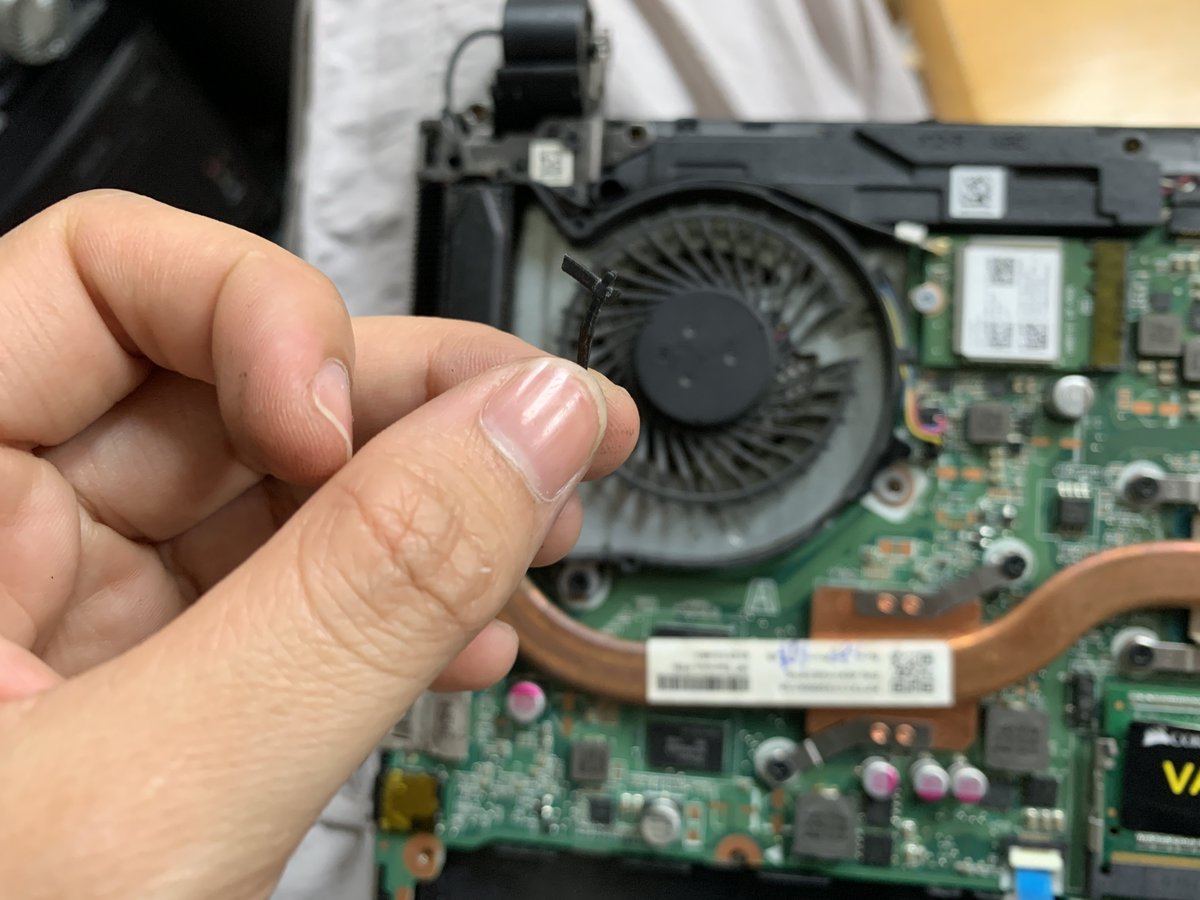 steviluck's tweet photo. Dikandani lek wes kesel sedinoan muter2 koyok kitiran iku mbok ya mamam enak trus istirahat. Isone wes surup ngide ngoprek laptop. Gradakan pisan, yo putul kipas e. Oon tenan, og. https://t.co/Lkbzfi9xg3