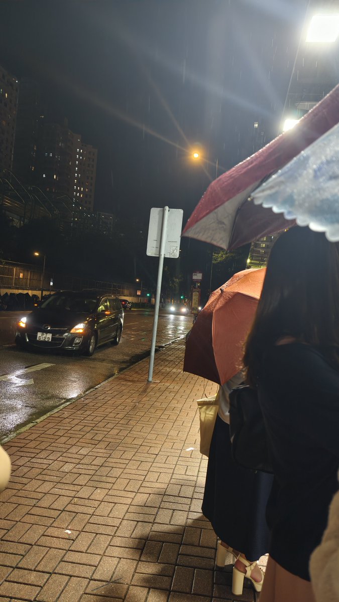 GoldGlassesPloy's tweet photo. สภาพยืนกลางฝนริมถนน เพราะสถานที่จัดงานปิดแล้วต้องย้ายไปที่อื่นต่อ... https://t.co/xEplVSqNio