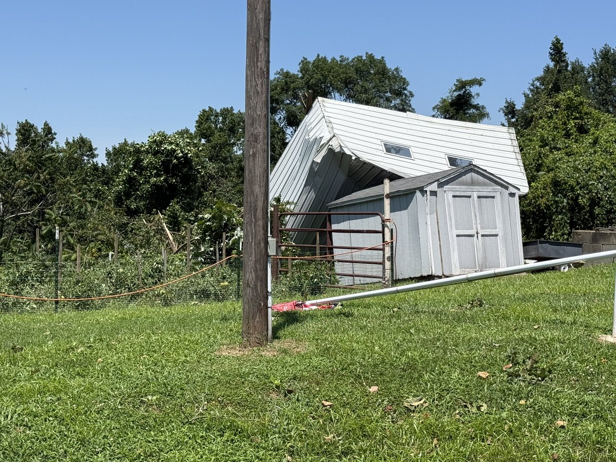 HFDTAZ69's tweet photo. @WOWK13News why no coverage on the high winds/tornado damage in St. Mary’s, WV?!?! Old Greens Run Road and Pike Road are disaster areas. Not a #WVNationalGuard anywhere. https://t.co/cBct1AhBTF