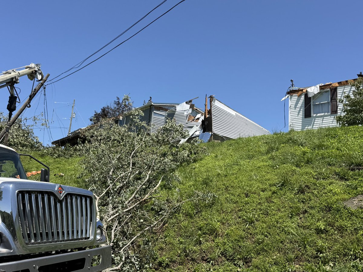 HFDTAZ69's tweet photo. @WOWK13News why no coverage on the high winds/tornado damage in St. Mary’s, WV?!?! Old Greens Run Road and Pike Road are disaster areas. Not a #WVNationalGuard anywhere. https://t.co/cBct1AhBTF