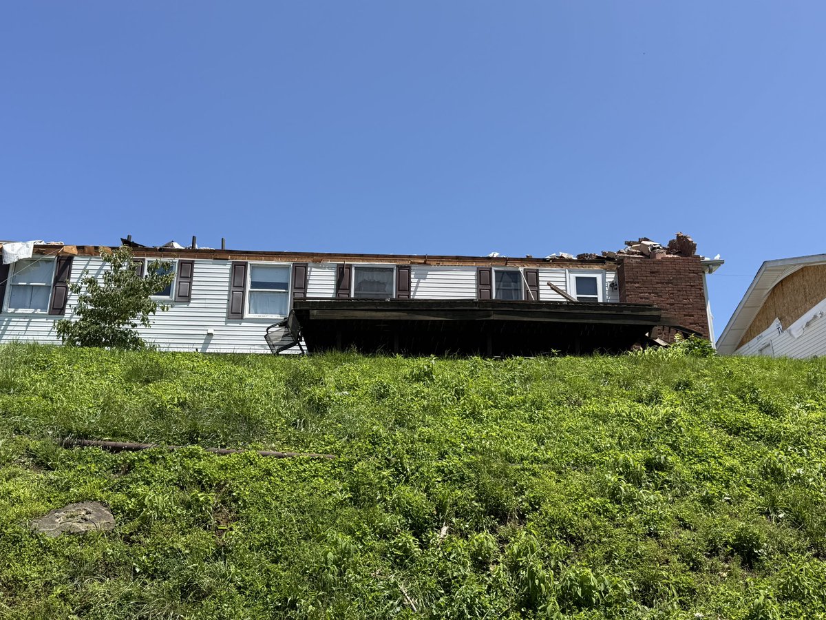 HFDTAZ69's tweet photo. @WOWK13News why no coverage on the high winds/tornado damage in St. Mary’s, WV?!?! Old Greens Run Road and Pike Road are disaster areas. Not a #WVNationalGuard anywhere. https://t.co/cBct1AhBTF