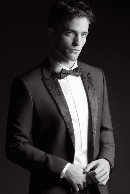 2nd__4th's tweet photo. : เห็น Nolan ได้รับแรงบันดาลใจมาจากแฟรนไชส์ หนัง เจมส์ บอนด์ (007) ภาคโปรดเขาคือ Oh Her Majesty's Secret Service (1969) เราชอบที่เห็นแรงบันดาลใจเหล่านี้ถูกซ่อนไว้ใน 'Inception (2010)' และ ‘TENET (2020)' 2 เรื่องนี้ชัดมาก สัมผัสได้เลย โดยเฉพาะ TENET เพราะเราเป็นแฟนของ James Bond มาตลอดเหมือนกัน (ชอบขนาดเคยสมัครเข้ารายการแฟนพันธุ์แท้หัวข้อ พยัคฆ์ร้าย 007 ฮ่าๆๆๆ) TENET ทำให้เห็นความเป็นบอนด์ฉายแสงออกมาจาก ’Robert Pattinson‘ 

ความ suave, เท่ และความมีเสน่ห์ ของเขา มันฉายแสงเจิดจรัสมาก เพิ่งจะ 40 ที่สำคัญที่สุด เป็นคนอังกฤษ ตามประวัติ Bond รูปร่าง-หน้าตา เข้าข่ายมาก แล้วฝีมือการแสดงก็คือ Rob Pat รับบทอะไรก็กลายเป็นคนนั้น ทั้ง อัศวินรัตติกาล, แวมไพร์, พ่อมด และล่าสุด ตัวร้าย (Antinous ใน The Odyssey) ทำให้เราเชื่อว่า เขาเป็น 007 ได้ มาลุ้นกันว่า Dennis Villeneuve จะเลือกใครมาเป็น James Bond คนต่อไป