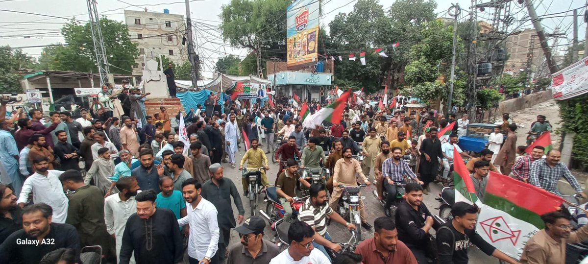 NailaQureshi190's tweet photo. متحدہ قومی موومنٹ پاکستان کی جانب سے لبرٹی چوک سے کوہ نور چوک، حیدرآباد سندھ حکومت کے خلاف احتجاجی ریلی بھرپور جوش و جذبے کے ساتھ جاری ہے۔ عوام کی بڑی تعداد اپنے حقوق کے لیے سڑکوں پر موجود ہے۔
 
#sindhkiawaazmqmp 
#KhalidMaqboolSiddiqui https://t.co/o2H2PDCVVS