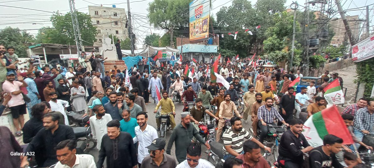 NailaQureshi190's tweet photo. متحدہ قومی موومنٹ پاکستان کی جانب سے لبرٹی چوک سے کوہ نور چوک، حیدرآباد سندھ حکومت کے خلاف احتجاجی ریلی بھرپور جوش و جذبے کے ساتھ جاری ہے۔ عوام کی بڑی تعداد اپنے حقوق کے لیے سڑکوں پر موجود ہے۔
 
#sindhkiawaazmqmp 
#KhalidMaqboolSiddiqui https://t.co/o2H2PDCVVS