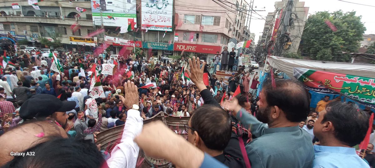 NailaQureshi190's tweet photo. متحدہ قومی موومنٹ پاکستان کی جانب سے لبرٹی چوک سے کوہ نور چوک، حیدرآباد سندھ حکومت کے خلاف احتجاجی ریلی بھرپور جوش و جذبے کے ساتھ جاری ہے۔ عوام کی بڑی تعداد اپنے حقوق کے لیے سڑکوں پر موجود ہے۔
 
#sindhkiawaazmqmp 
#KhalidMaqboolSiddiqui https://t.co/o2H2PDCVVS