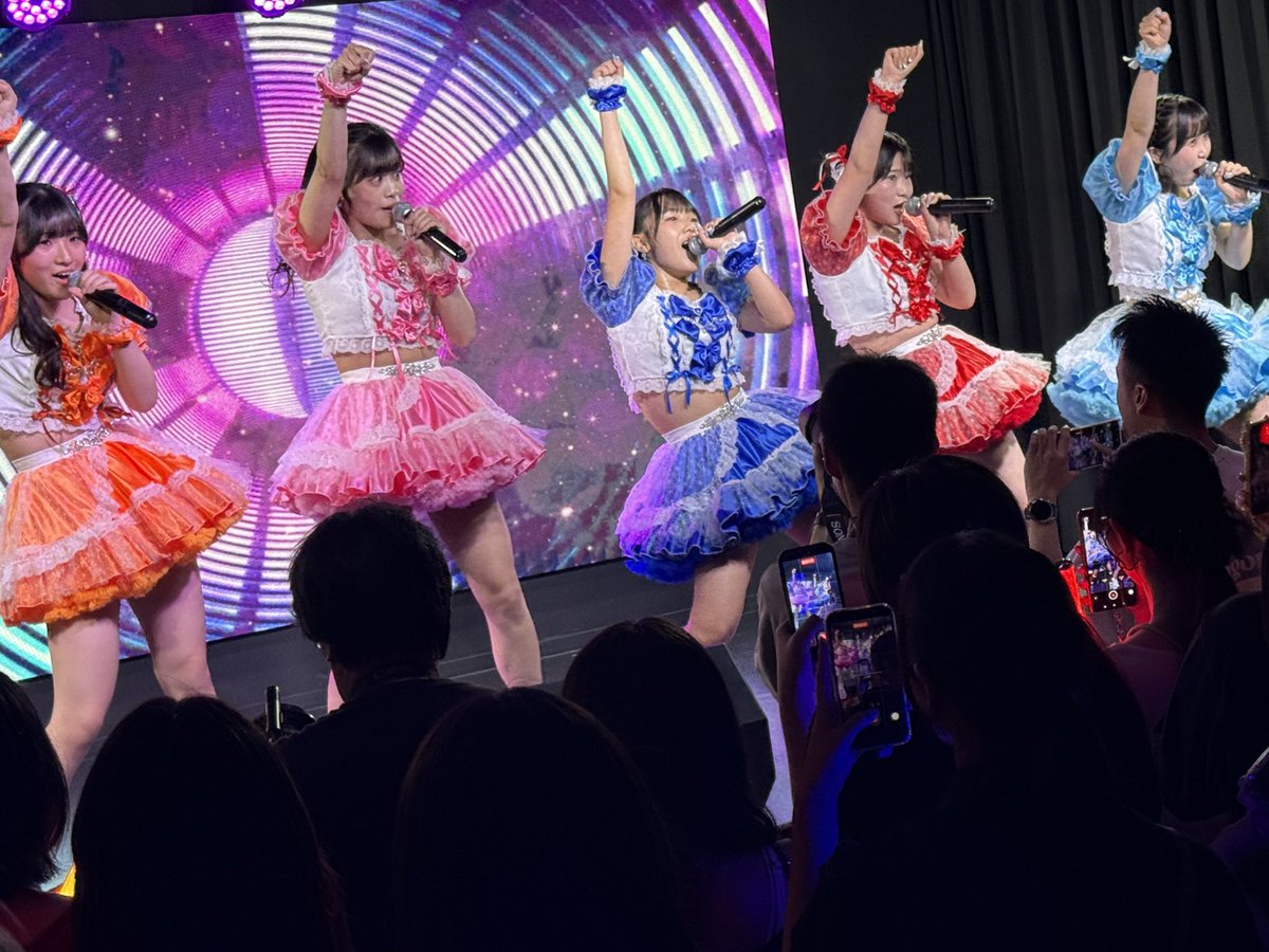tk_dance1998's tweet photo. #るみのん　
デビューおめでとうございます
みんな可愛くてパワフルだった！

くみ先生と梨緒奈先生
じゅきな💙のデビューLIVE見届けてきました✨㊗️
晴菜先生はカイゾクダン公演と重なった為.3人でお祝い花をプレゼントすることに💐
とても楽しかった
3曲目🥺うるっときた

るみのんこれから大活躍だ✨ https://t.co/dvpXg6Mces