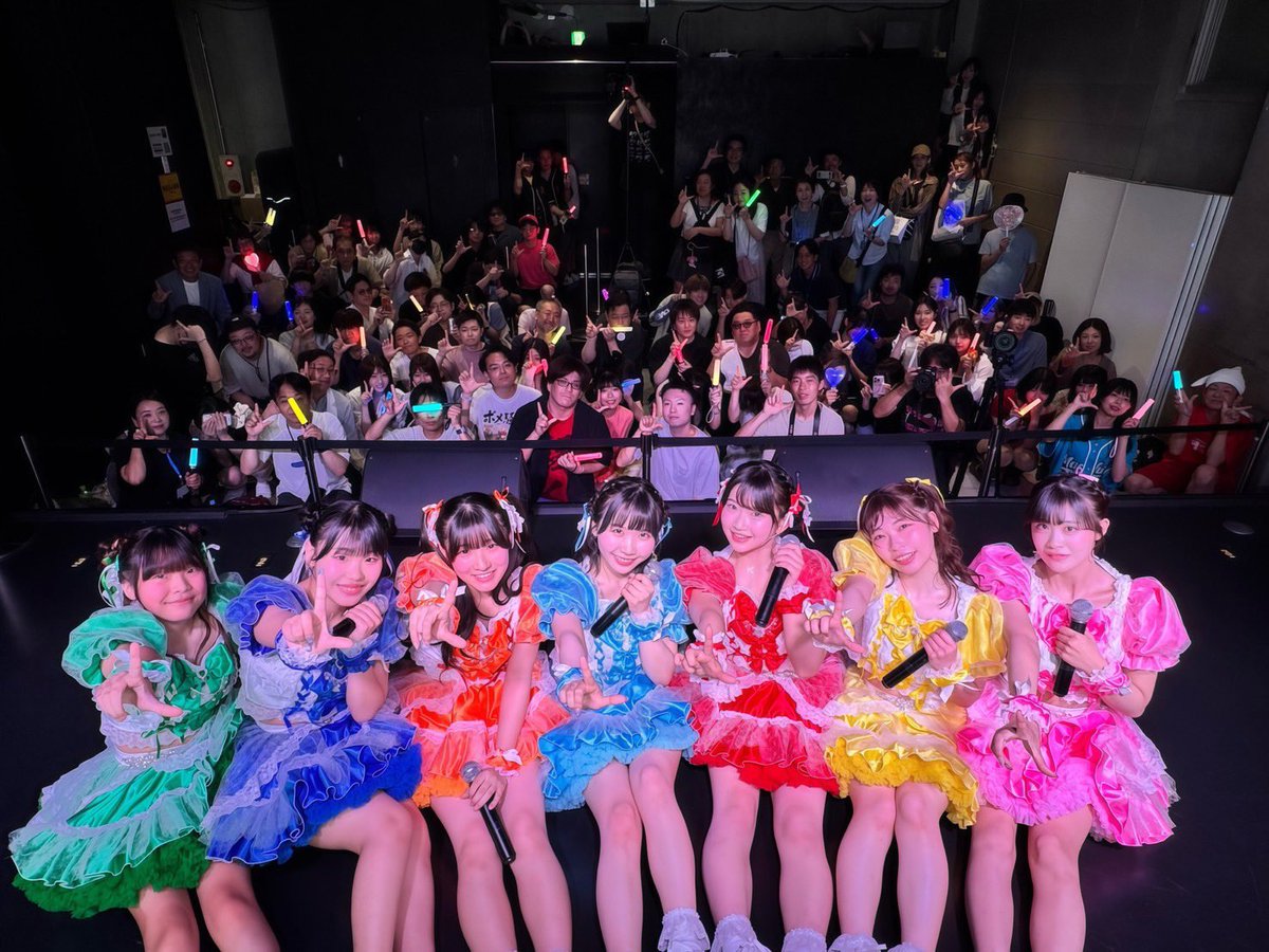 tk_dance1998's tweet photo. #るみのん　
デビューおめでとうございます
みんな可愛くてパワフルだった！

くみ先生と梨緒奈先生
じゅきな💙のデビューLIVE見届けてきました✨㊗️
晴菜先生はカイゾクダン公演と重なった為.3人でお祝い花をプレゼントすることに💐
とても楽しかった
3曲目🥺うるっときた

るみのんこれから大活躍だ✨ https://t.co/dvpXg6Mces