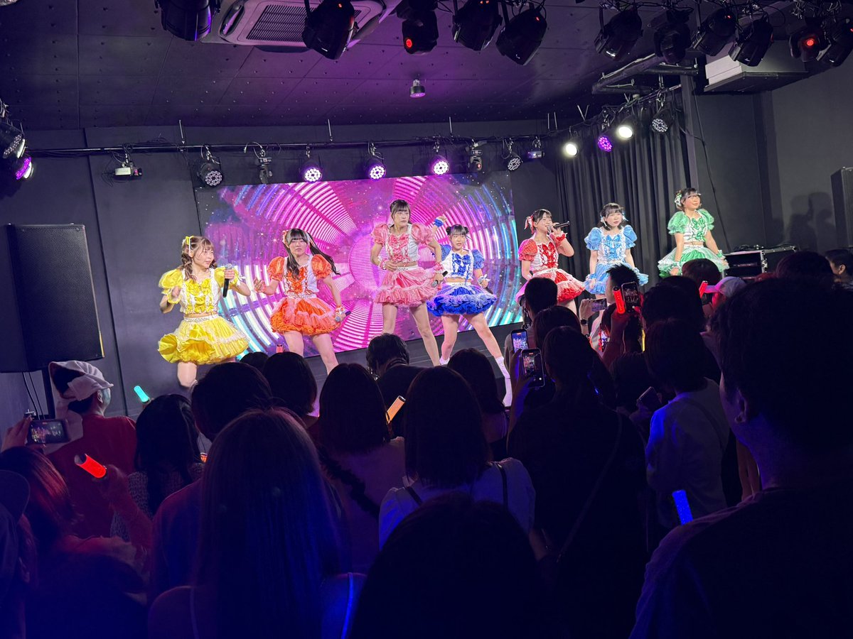 tk_dance1998's tweet photo. #るみのん　
デビューおめでとうございます
みんな可愛くてパワフルだった！

くみ先生と梨緒奈先生
じゅきな💙のデビューLIVE見届けてきました✨㊗️
晴菜先生はカイゾクダン公演と重なった為.3人でお祝い花をプレゼントすることに💐
とても楽しかった
3曲目🥺うるっときた

るみのんこれから大活躍だ✨ https://t.co/dvpXg6Mces