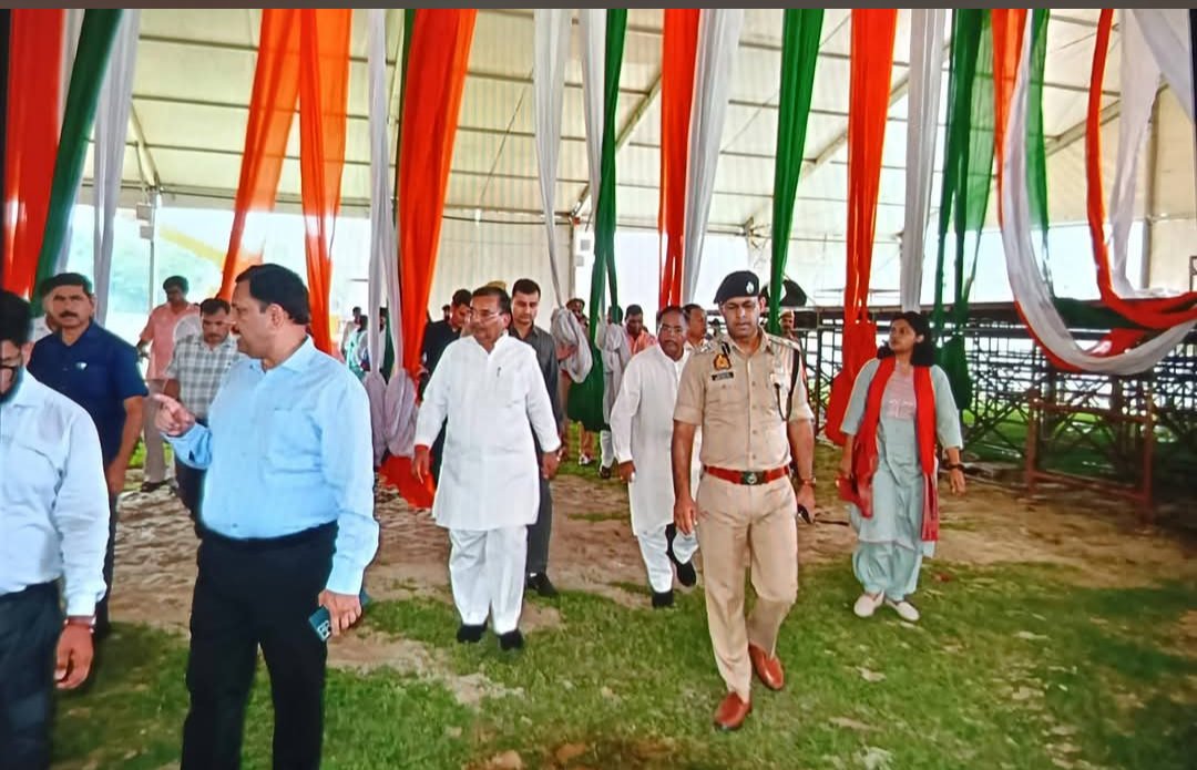 DmMainpuri's tweet photo. मा.मुख्यमंत्री योगी आदित्यनाथ जी के दि. 26 जुलाई को जनपद भ्रमण कार्यक्रम के मद्देनजर आज मा.मंत्री पर्यटन एवं संस्कृति,उoप्रo शासन, श्री जयवीर सिंह जी ने कार्यक्रम स्थल पं. जवाहरलाल नेहरू स्टेडियम पहुंच कर स्थलीय निरीक्षण करते हुए संबंधित अधिकारियों को आवश्यक दिशा निर्देश दिए। https://t.co/ZPmhLSHR5d