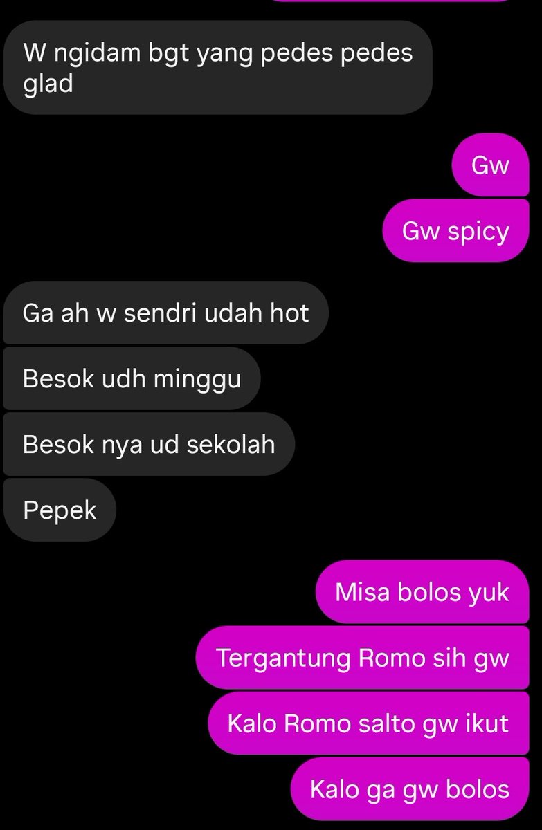 nata_ht's tweet photo. Sorry Aku mandang Romo kalo ikut misa di sekolah https://t.co/2sWjEfoKg5